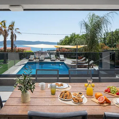 Seaview Stanka With Pool And Attached Jacuzzi
